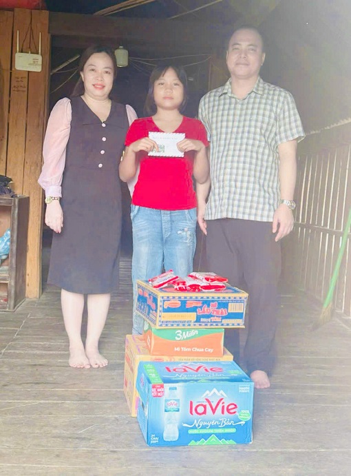 XÃ TÂY SƠN PHỐI HỢP TẶNG QUÀ CHO TRẺ EM MỒ CÔI